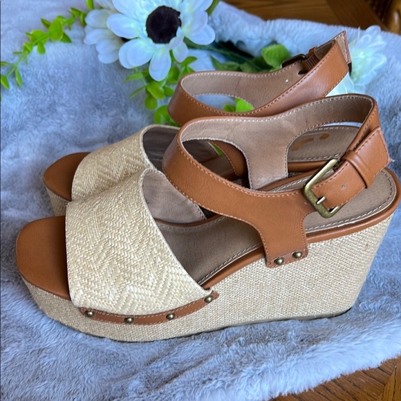 Elegant Tan and Cream Wedge Sandals - Picture 4 of 8
